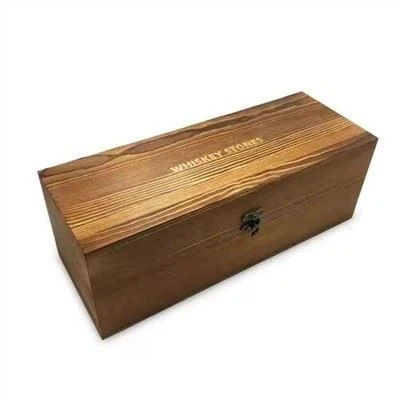 Puinen laatikko viskipullolle